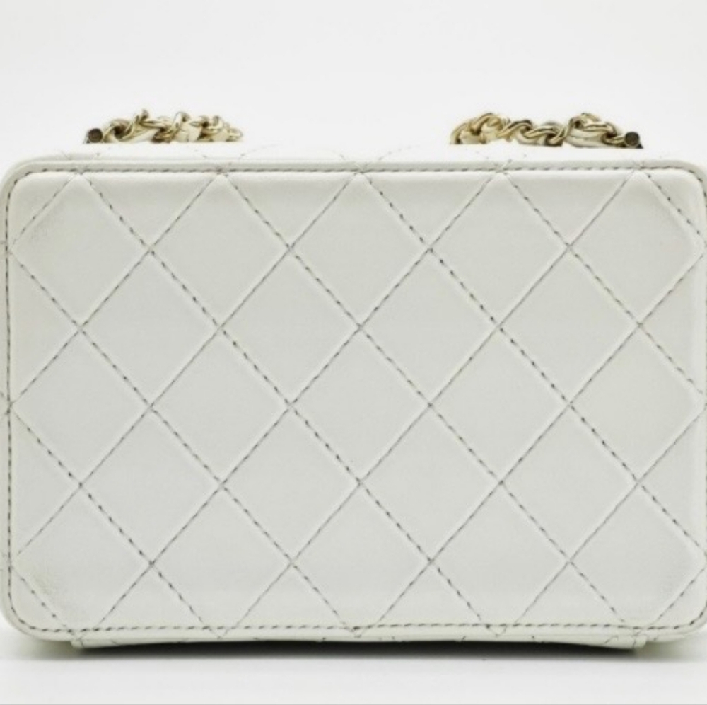 🌸 Designer White Quilted Women's Bag